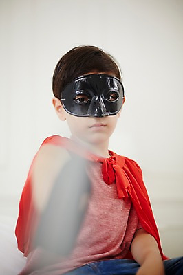 포토 JPG 외국인 남자 놀이 실내 가면 한명 상반신 앞모습 장난감 유치원생 칼 망토 집중 열정 칼싸움 소년한명만 국내포토 1 감정 어린이 뷰포인트 컨셉 사람 인종 내부 싸움 남자한명만 소년만 파일형식