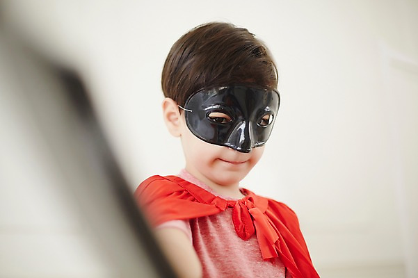 포토 JPG 외국인 남자 놀이 실내 가면 한명 상반신 장난감 유치원생 칼 망토 집중 열정 칼싸움 소년한명만 국내포토 1 감정 어린이 컨셉 사람 인종 내부 싸움 남자한명만 소년만 파일형식