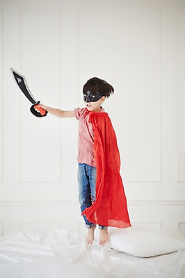 포토 JPG 전신 외국인 남자 놀이 실내 가면 한명 앞모습 장난감 점프 유치원생 침대 칼 망토 집중 열정 칼싸움 소년한명만 국내포토 1 감정 어린이 뷰포인트 가구 컨셉 모션 사람 인종 내부 싸움 남자한명만 소년만 파일형식