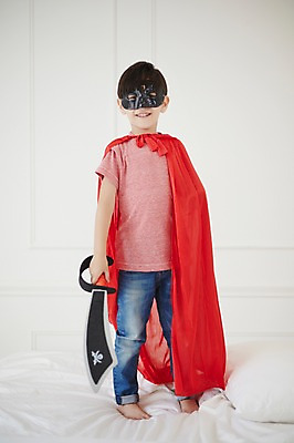 포토 JPG 전신 외국인 남자 놀이 실내 가면 한명 서기 미소 앞모습 장난감 유치원생 침대 칼 망토 집중 열정 칼싸움 소년한명만 국내포토 1 감정 어린이 뷰포인트 가구 컨셉 모션 표정 사람 인종 내부 싸움 남자한명만 소년만 파일형식