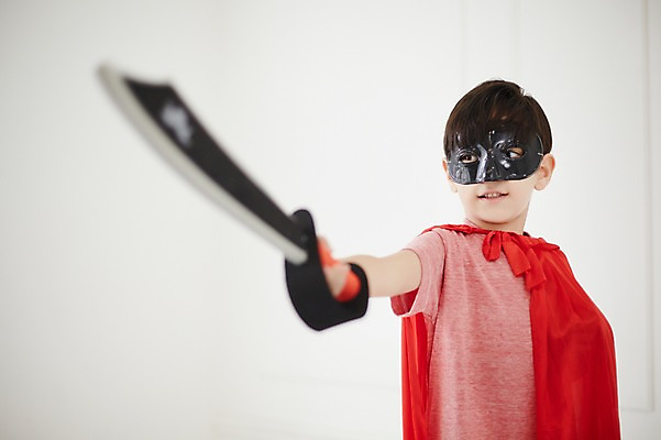 포토 JPG 외국인 남자 놀이 실내 가면 한명 상반신 장난감 유치원생 칼 망토 집중 열정 칼싸움 소년한명만 국내포토 1 감정 어린이 컨셉 사람 인종 내부 싸움 남자한명만 소년만 파일형식