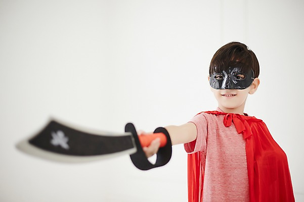 포토 JPG 외국인 남자 놀이 실내 가면 한명 상반신 장난감 유치원생 칼 망토 집중 열정 칼싸움 소년한명만 국내포토 1 감정 어린이 컨셉 사람 인종 내부 싸움 남자한명만 소년만 파일형식