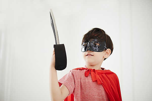 포토 JPG 외국인 남자 놀이 실내 가면 한명 상반신 장난감 유치원생 칼 망토 집중 열정 칼싸움 소년한명만 국내포토 1 감정 어린이 컨셉 사람 인종 내부 싸움 남자한명만 소년만 파일형식