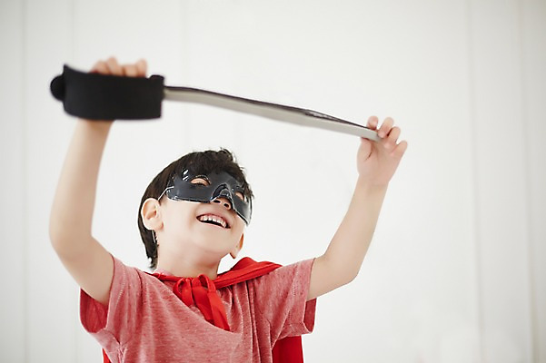 포토 JPG 외국인 남자 놀이 실내 가면 한명 미소 상반신 장난감 유치원생 칼 망토 집중 열정 칼싸움 소년한명만 국내포토 1 감정 어린이 컨셉 표정 사람 인종 내부 싸움 남자한명만 소년만 파일형식