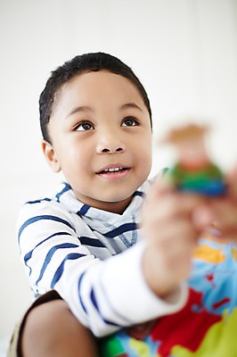 포토 JPG 외국인 남자 흑인 실내 한명 상반신 유치원생 수줍음 순수 주기 관심 소년한명만 국내포토 서양인 1 감정 어린이 컨셉 모션 사람 인종 내부 남자한명만 소년만 파일형식