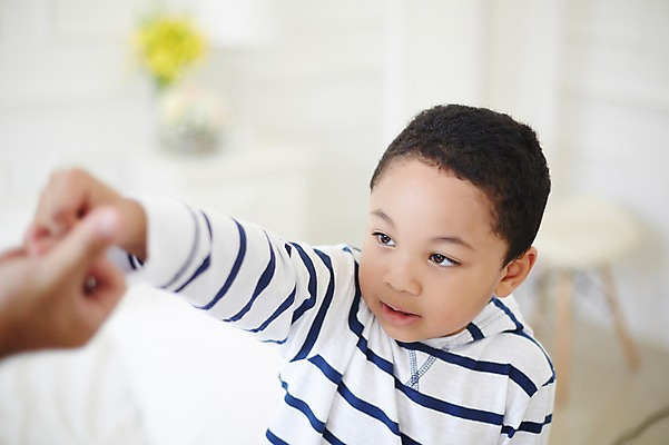 포토 JPG 외국인 손 남자 흑인 실내 상반신 두명 신체부위 유치원생 수줍음 순수 주기 관심 국내포토 서양인 감정 어린이 컨셉 모션 사람 인종 내부 파일형식
