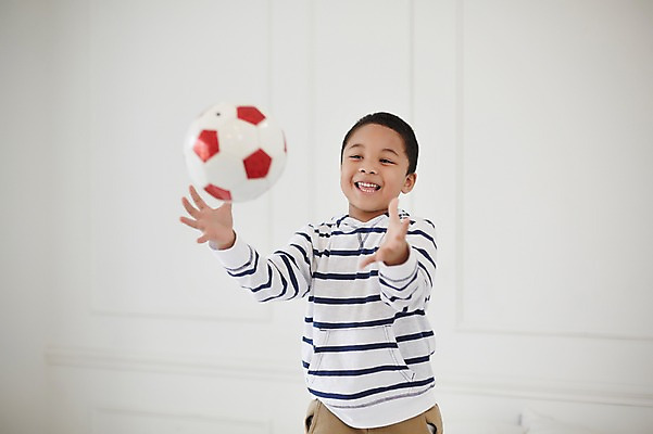 포토 JPG 외국인 남자 행복 흑인 축구공 실내 한명 미소 상반신 앞모습 유치원생 기쁨 즐거움 소년한명만 국내포토 서양인 1 감정 어린이 뷰포인트 공 축구용품 표정 사람 인종 내부 남자한명만 소년만 파일형식
