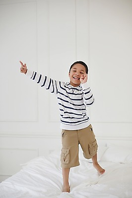 포토 JPG 전신 외국인 남자 행복 흑인 맨발 실내 한명 서기 미소 앞모습 유치원생 기쁨 즐거움 소년한명만 국내포토 서양인 1 감정 어린이 뷰포인트 모션 발 표정 사람 인종 내부 남자한명만 소년만 파일형식