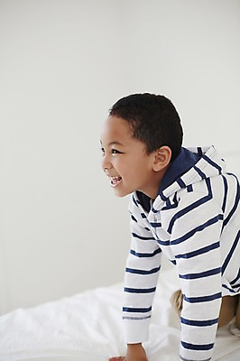 포토 JPG 외국인 남자 행복 흑인 실내 한명 미소 앉기 상반신 옆모습 유치원생 기쁨 즐거움 소년한명만 국내포토 서양인 1 감정 어린이 뷰포인트 모션 표정 사람 인종 내부 남자한명만 소년만 파일형식