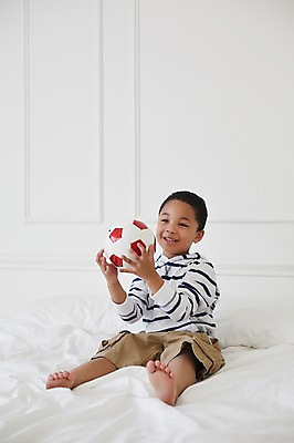 포토 JPG 전신 외국인 남자 행복 흑인 축구공 맨발 실내 한명 앉기 유치원생 기쁨 즐거움 소년한명만 국내포토 서양인 1 감정 어린이 공 축구용품 모션 발 사람 인종 내부 남자한명만 소년만 파일형식