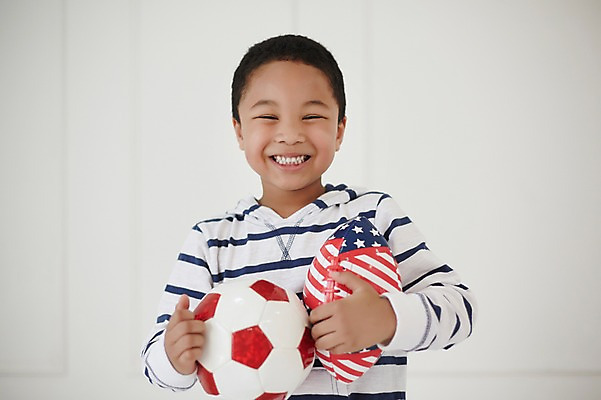 포토 JPG 외국인 남자 행복 흑인 축구공 실내 한명 미소 들기 상반신 앞모습 유치원생 기쁨 즐거움 럭비공 소년한명만 국내포토 서양인 1 감정 어린이 뷰포인트 공 축구용품 모션 표정 사람 인종 내부 럭비용품 남자한명만 소년만 파일형식