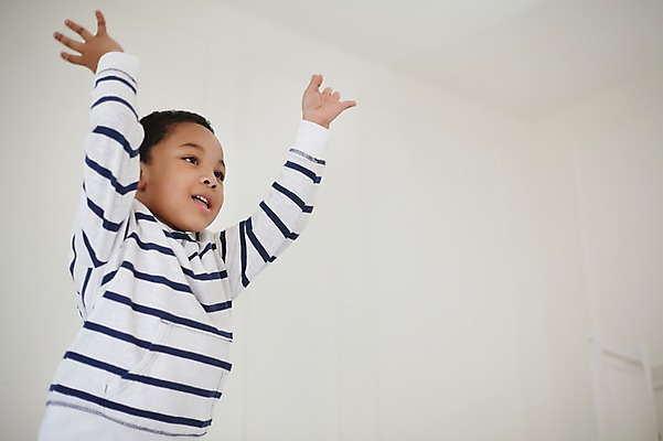포토 JPG 외국인 남자 행복 흑인 실내 한명 상반신 손들기 유치원생 기쁨 즐거움 소년한명만 국내포토 서양인 1 감정 어린이 모션 사람 인종 내부 남자한명만 소년만 파일형식