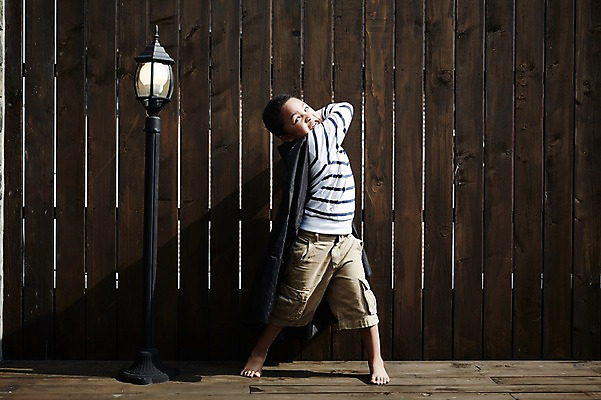 포토 JPG 스튜디오촬영 전신 외국인 남자 흑인 가로등 맨발 놀이 실내 한명 서기 앞모습 유치원생 자신감 망토 집중 칼싸움 소년한명만 국내포토 서양인 1 공공시설 감정 어린이 뷰포인트 컨셉 모션 발 사람 인종 내부 싸움 남자한명만 소년만 파일형식