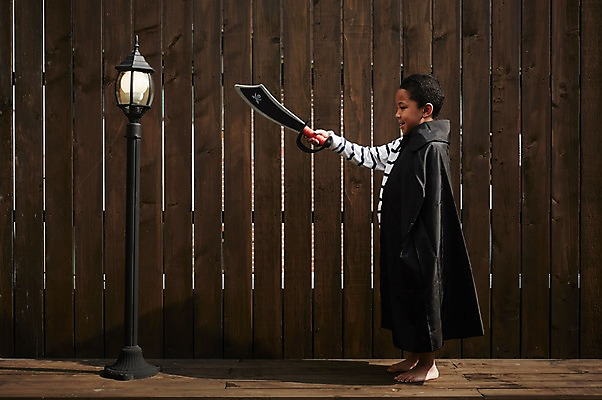 포토 JPG 스튜디오촬영 전신 외국인 남자 흑인 가로등 맨발 놀이 실내 한명 서기 옆모습 장난감 유치원생 자신감 칼 망토 집중 칼싸움 소년한명만 국내포토 서양인 1 공공시설 감정 어린이 뷰포인트 컨셉 모션 발 사람 인종 내부 싸움 남자한명만 소년만 파일형식