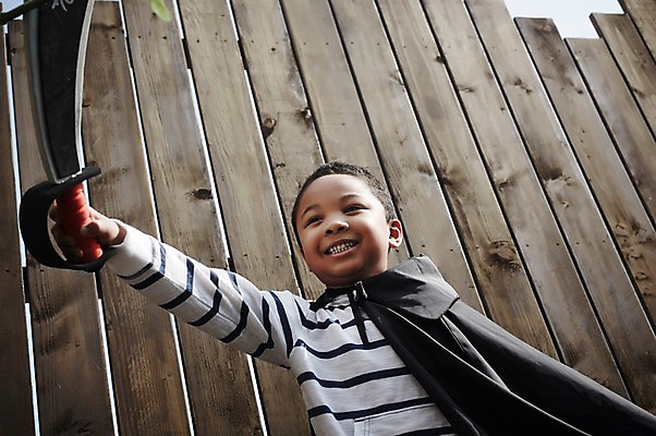 포토 JPG 주간 외국인 남자 흑인 놀이 한명 미소 상반신 야외 앞모습 장난감 활발 유치원생 칼 망토 즐거움 활기 칼싸움 소년한명만 국내포토 자연요소 서양인 1 감정 어린이 뷰포인트 컨셉 표정 사람 인종 싸움 남자한명만 소년만 파일형식