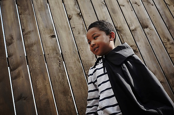 포토 JPG 주간 외국인 남자 흑인 놀이 한명 상반신 야외 활발 유치원생 망토 즐거움 활기 소년한명만 국내포토 자연요소 서양인 1 감정 어린이 컨셉 사람 인종 남자한명만 소년만 파일형식