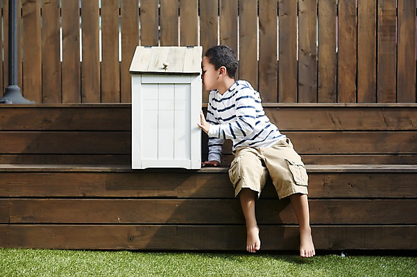 포토 JPG 주간 전신 외국인 남자 흑인 맨발 휴식 한명 앉기 야외 목재 앞모습 유치원생 나무상자 보관함 소년한명만 국내포토 자연요소 서양인 나무 1 어린이 뷰포인트 컨셉 재료 모션 발 사람 인종 상자 남자한명만 소년만 파일형식