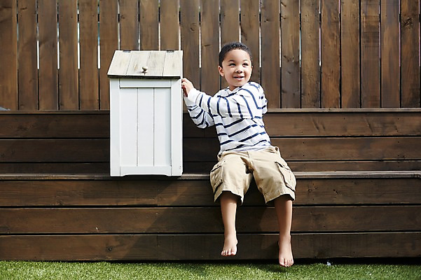 포토 JPG 주간 전신 외국인 남자 흑인 맨발 휴식 한명 앉기 야외 목재 앞모습 유치원생 나무상자 보관함 소년한명만 국내포토 자연요소 서양인 나무 1 어린이 뷰포인트 컨셉 재료 모션 발 사람 인종 상자 남자한명만 소년만 파일형식