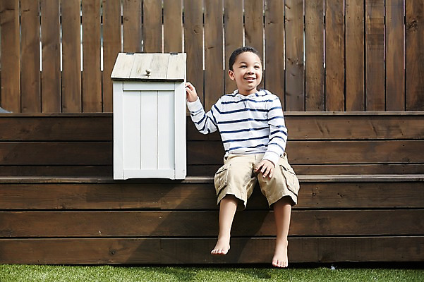포토 JPG 주간 전신 외국인 남자 흑인 맨발 휴식 한명 앉기 야외 목재 앞모습 유치원생 나무상자 보관함 소년한명만 국내포토 자연요소 서양인 나무 1 어린이 뷰포인트 컨셉 재료 모션 발 사람 인종 상자 남자한명만 소년만 파일형식