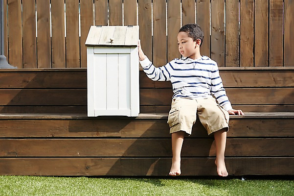 포토 JPG 주간 전신 외국인 남자 흑인 맨발 휴식 한명 앉기 야외 목재 앞모습 유치원생 나무상자 보관함 소년한명만 국내포토 자연요소 서양인 나무 1 어린이 뷰포인트 컨셉 재료 모션 발 사람 인종 상자 남자한명만 소년만 파일형식