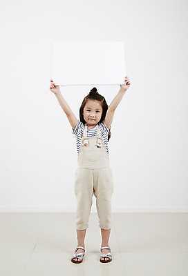 포토 JPG 스튜디오촬영 전신 여자 프레임 실내 한명 서기 앞모습 손들기 유치원생 한국인 샌들 알림 멜빵바지 소녀한명만 국내포토 1 어린이 뷰포인트 신발 바지 모션 사람 동양인 내부 멜빵 여자한명만 소녀만 파일형식