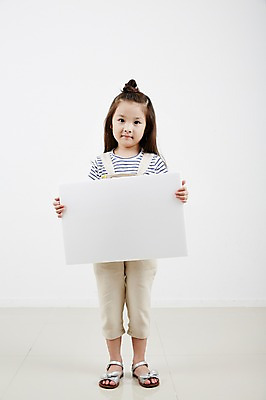 포토 JPG 스튜디오촬영 전신 여자 프레임 실내 한명 서기 앞모습 유치원생 한국인 샌들 알림 멜빵바지 소녀한명만 국내포토 1 어린이 뷰포인트 신발 바지 모션 사람 동양인 내부 멜빵 여자한명만 소녀만 파일형식