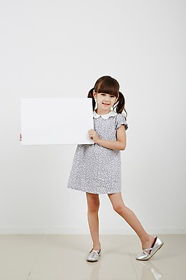 포토 JPG 스튜디오촬영 전신 외국인 원피스 여자 프레임 실내 한명 서기 앞모습 유치원생 알림 단화 소녀한명만 국내포토 1 옷 어린이 뷰포인트 신발 모션 사람 인종 내부 여성화 여자한명만 소녀만 파일형식