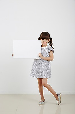 포토 JPG 스튜디오촬영 전신 외국인 원피스 여자 프레임 실내 한명 서기 앞모습 유치원생 알림 단화 소녀한명만 국내포토 1 옷 어린이 뷰포인트 신발 모션 사람 인종 내부 여성화 여자한명만 소녀만 파일형식