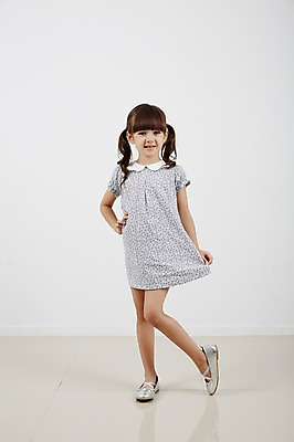 포토 JPG 스튜디오촬영 전신 외국인 원피스 여자 허리손 포즈 실내 한명 서기 앞모습 유치원생 단화 소녀한명만 국내포토 1 옷 어린이 뷰포인트 신발 모션 사람 인종 내부 여성화 여자한명만 소녀만 파일형식