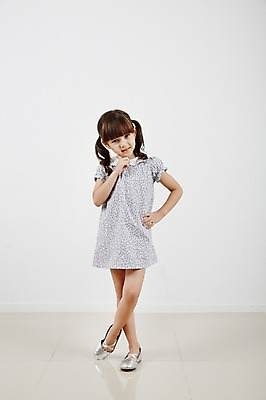 포토 JPG 스튜디오촬영 전신 외국인 원피스 여자 허리손 포즈 실내 한명 서기 앞모습 유치원생 단화 소녀한명만 국내포토 1 옷 어린이 뷰포인트 신발 모션 사람 인종 내부 여성화 여자한명만 소녀만 파일형식