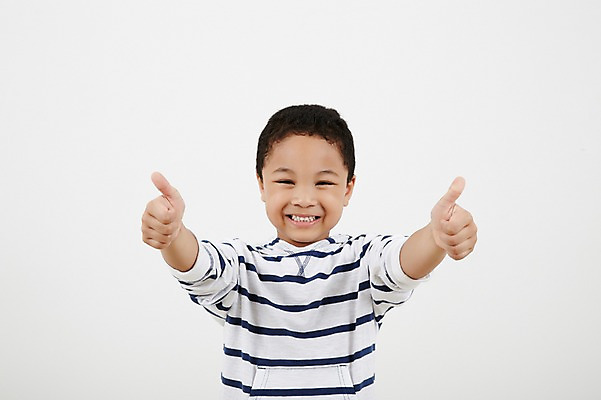 포토 JPG 스튜디오촬영 외국인 남자 흑인 실내 한명 미소 상반신 앞모습 캐주얼 유치원생 엄지손가락 최고 소년한명만 국내포토 서양인 1 옷 어린이 뷰포인트 손가락 표정 사람 인종 내부 남자한명만 소년만 파일형식