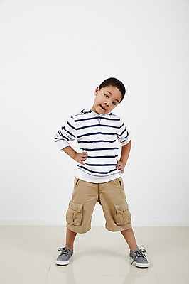 포토 JPG 스튜디오촬영 전신 외국인 남자 허리손 흑인 운동화 실내 한명 서기 앞모습 캐주얼 유치원생 소년한명만 국내포토 서양인 1 옷 어린이 뷰포인트 포즈 신발 모션 사람 인종 내부 남자한명만 소년만 파일형식