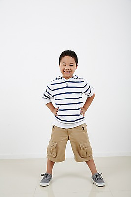 포토 JPG 스튜디오촬영 전신 외국인 남자 허리손 흑인 운동화 실내 한명 서기 미소 앞모습 캐주얼 유치원생 소년한명만 국내포토 서양인 1 옷 어린이 뷰포인트 포즈 신발 모션 표정 사람 인종 내부 남자한명만 소년만 파일형식