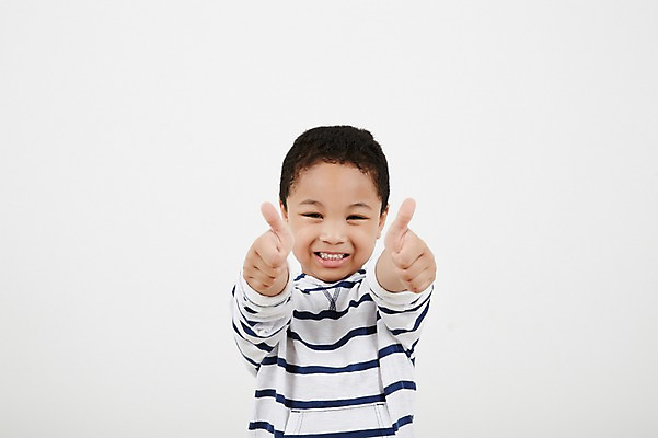 포토 JPG 스튜디오촬영 외국인 남자 흑인 실내 한명 미소 상반신 앞모습 캐주얼 유치원생 엄지손가락 최고 소년한명만 국내포토 서양인 1 옷 어린이 뷰포인트 손가락 표정 사람 인종 내부 남자한명만 소년만 파일형식