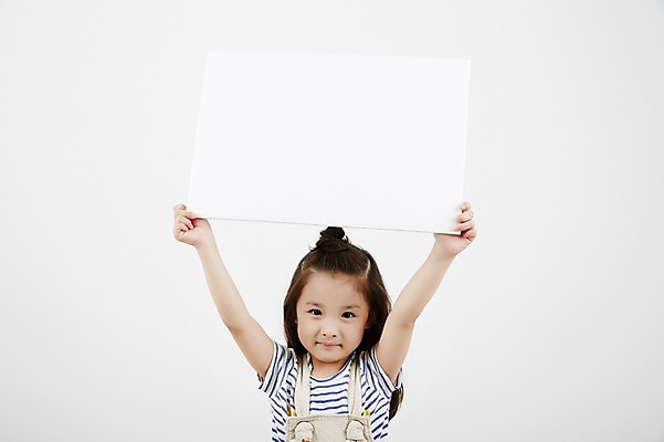 포토 JPG 스튜디오촬영 여자 프레임 실내 한명 상반신 앞모습 캐주얼 손들기 유치원생 한국인 알림 소녀한명만 국내포토 1 옷 어린이 뷰포인트 모션 사람 동양인 내부 여자한명만 소녀만 파일형식