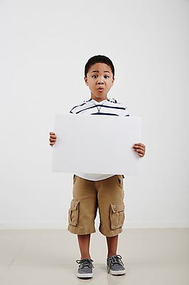 포토 JPG 스튜디오촬영 전신 외국인 남자 흑인 운동화 프레임 실내 한명 서기 앞모습 캐주얼 놀람 유치원생 알림 갈등 불만 소년한명만 국내포토 서양인 1 옷 감정 어린이 뷰포인트 신발 모션 표정 사람 인종 내부 남자한명만 소년만 파일형식