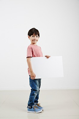 포토 JPG 스튜디오촬영 전신 외국인 남자 운동화 프레임 실내 한명 서기 옆모습 캐주얼 유치원생 알림 소년한명만 국내포토 1 옷 어린이 뷰포인트 신발 모션 사람 인종 내부 남자한명만 소년만 파일형식