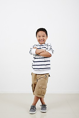 포토 JPG 스튜디오촬영 전신 외국인 남자 흑인 운동화 실내 한명 서기 미소 앞모습 캐주얼 팔짱 유치원생 소년한명만 국내포토 서양인 1 옷 어린이 뷰포인트 신발 모션 표정 사람 인종 내부 남자한명만 소년만 파일형식