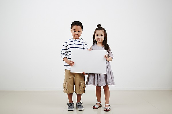 포토 JPG 스튜디오촬영 전신 외국인 원피스 여자 남자 흑인 운동화 프레임 실내 사랑 서기 두명 앞모습 캐주얼 친구 다정 우정 유치원생 한국인 샌들 알림 평등 어린이만 국내포토 서양인 옷 감정 어린이 뷰포인트 신발 컨셉 관계 모션 사람 동양인 인종 내부 파일형식