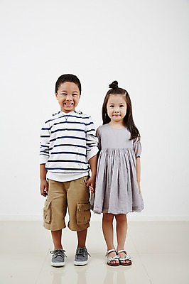 포토 JPG 스튜디오촬영 전신 외국인 원피스 여자 남자 흑인 운동화 실내 사랑 서기 미소 두명 앞모습 캐주얼 친구 다정 우정 유치원생 한국인 샌들 평등 어린이만 국내포토 서양인 옷 감정 어린이 뷰포인트 신발 컨셉 관계 모션 표정 사람 동양인 인종 내부 파일형식