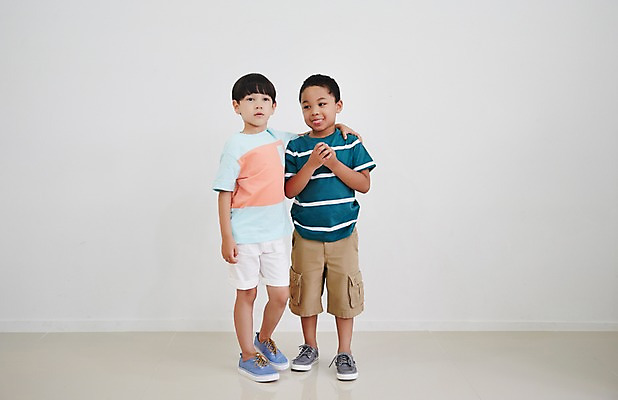 포토 JPG 스튜디오촬영 전신 외국인 남자 흑인 운동화 어깨동무 실내 서기 두명 앞모습 캐주얼 친구 다정 우정 유치원생 즐거움 손모으기 소년만 국내포토 서양인 옷 감정 어린이 뷰포인트 포즈 신발 컨셉 관계 모션 사람 인종 손짓 내부 남자만 어린이만 파일형식