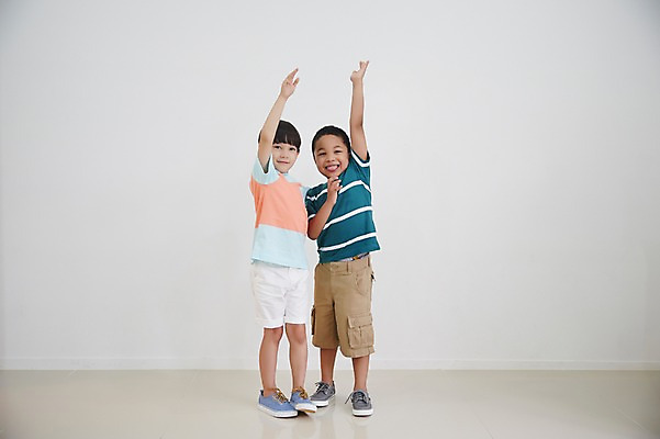 포토 JPG 스튜디오촬영 전신 외국인 남자 흑인 운동화 실내 서기 미소 두명 앞모습 캐주얼 친구 손들기 다정 우정 유치원생 즐거움 소년만 국내포토 서양인 옷 감정 어린이 뷰포인트 신발 컨셉 관계 모션 표정 사람 인종 내부 남자만 어린이만 파일형식