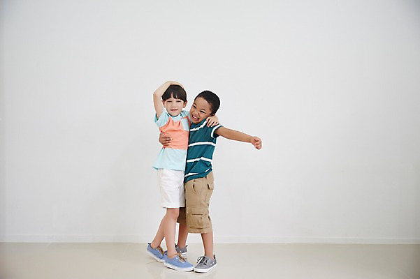 포토 JPG 스튜디오촬영 전신 외국인 남자 흑인 운동화 안기 어깨동무 실내 서기 두명 옆모습 캐주얼 친구 다정 우정 유치원생 즐거움 소년만 국내포토 서양인 옷 감정 어린이 뷰포인트 포즈 신발 컨셉 관계 모션 사람 인종 내부 남자만 어린이만 파일형식