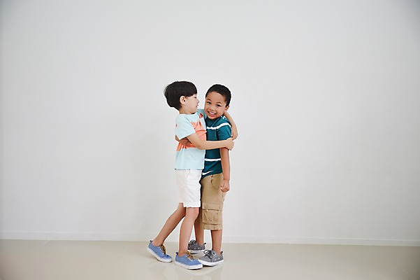 포토 JPG 스튜디오촬영 전신 외국인 남자 흑인 운동화 안기 실내 서기 두명 옆모습 캐주얼 친구 다정 우정 유치원생 즐거움 소년만 국내포토 서양인 옷 감정 어린이 뷰포인트 신발 컨셉 관계 모션 사람 인종 내부 남자만 어린이만 파일형식