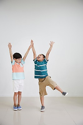 포토 JPG 스튜디오촬영 전신 외국인 남자 흑인 운동화 장난 실내 서기 두명 앞모습 캐주얼 친구 손들기 다정 우정 활발 유치원생 즐거움 소년만 국내포토 서양인 옷 감정 어린이 뷰포인트 신발 컨셉 관계 모션 사람 인종 내부 남자만 어린이만 파일형식