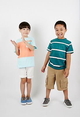 포토 JPG 스튜디오촬영 전신 외국인 남자 흑인 운동화 실내 서기 미소 두명 앞모습 캐주얼 친구 다정 우정 유치원생 박수 즐거움 소년만 국내포토 서양인 옷 감정 어린이 뷰포인트 신발 컨셉 관계 모션 표정 사람 인종 손짓 내부 남자만 어린이만 파일형식
