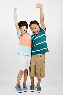 포토 JPG 스튜디오촬영 전신 외국인 남자 흑인 운동화 실내 서기 미소 두명 앞모습 캐주얼 친구 손들기 다정 우정 유치원생 즐거움 소년만 국내포토 서양인 옷 감정 어린이 뷰포인트 신발 컨셉 관계 모션 표정 사람 인종 내부 남자만 어린이만 파일형식