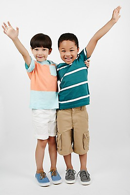 포토 JPG 스튜디오촬영 전신 외국인 남자 흑인 운동화 안기 실내 서기 미소 두명 앞모습 캐주얼 친구 손들기 다정 우정 유치원생 즐거움 소년만 국내포토 서양인 옷 감정 어린이 뷰포인트 신발 컨셉 관계 모션 표정 사람 인종 내부 남자만 어린이만 파일형식