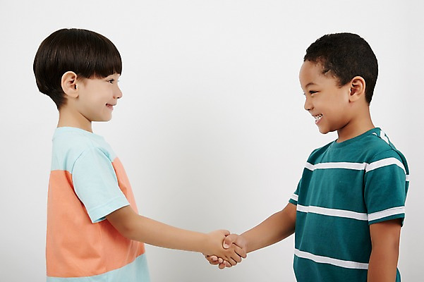 포토 JPG 스튜디오촬영 외국인 남자 흑인 악수 실내 미소 상반신 두명 옆모습 캐주얼 친구 마주보기 경쟁 우정 유치원생 의리 소년만 국내포토 서양인 옷 어린이 뷰포인트 컨셉 관계 모션 표정 사람 인종 손짓 내부 남자만 어린이만 파일형식