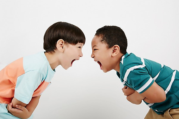 포토 JPG 스튜디오촬영 외국인 남자 흑인 실내 상반신 두명 옆모습 캐주얼 친구 마주보기 팔짱 경쟁 외침 우정 유치원생 의리 소년만 국내포토 서양인 옷 어린이 뷰포인트 컨셉 관계 모션 사람 인종 내부 소리 남자만 어린이만 파일형식